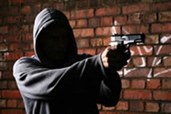 Bandidos invadem casa, agridem proprietário e levam veículo
