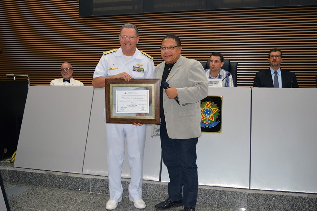 Vice-Almirante Victor Cardoso Gomes recebe voto de louvor