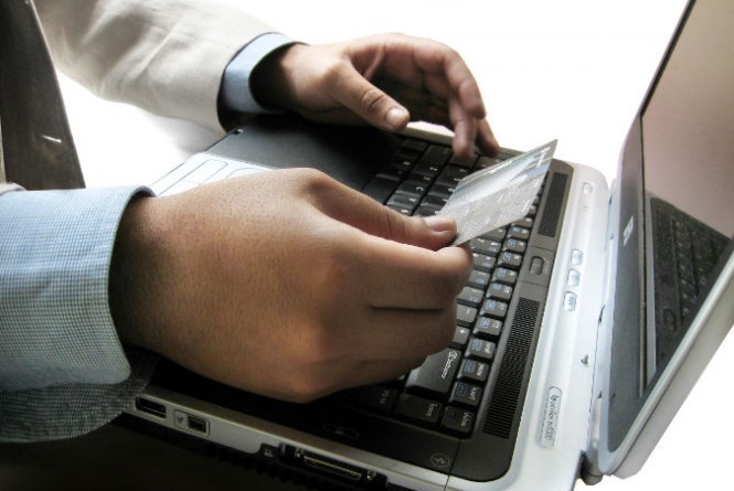Mulher cai em golpe de site falso