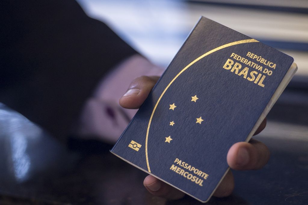 Advogado entrega passaporte de Lula à Polícia Federal em São Paulo