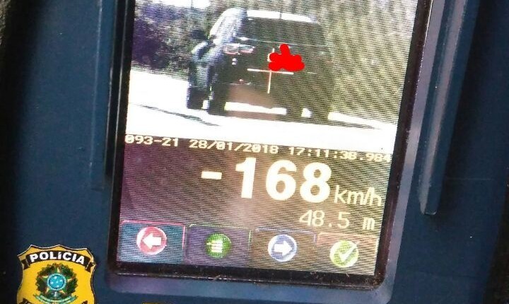 PRF flagra motorista em excesso de velocidade nas BR's da Região Sul