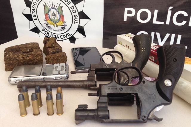 Homem é preso por tráfico de drogas e posse de arma em Rio Grande