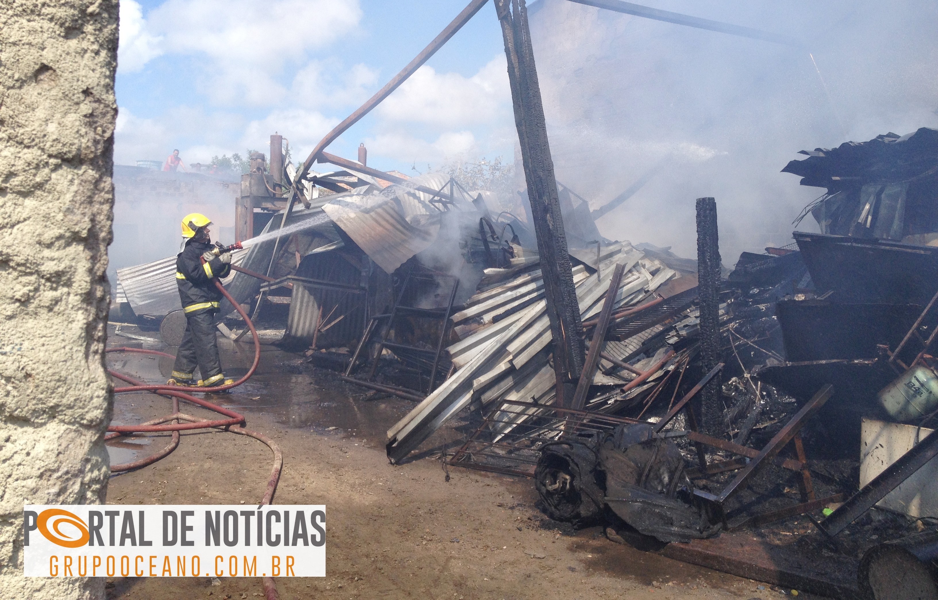 Corpo de Bombeiros combate incêndio em ferro velho