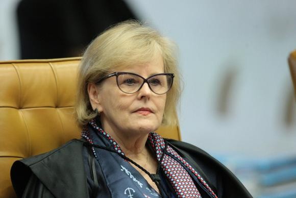 Relatora no STF vota contra venda de cigarros aromatizados