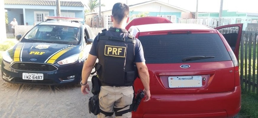 PRF recupera carro roubado com placa clonada em RG