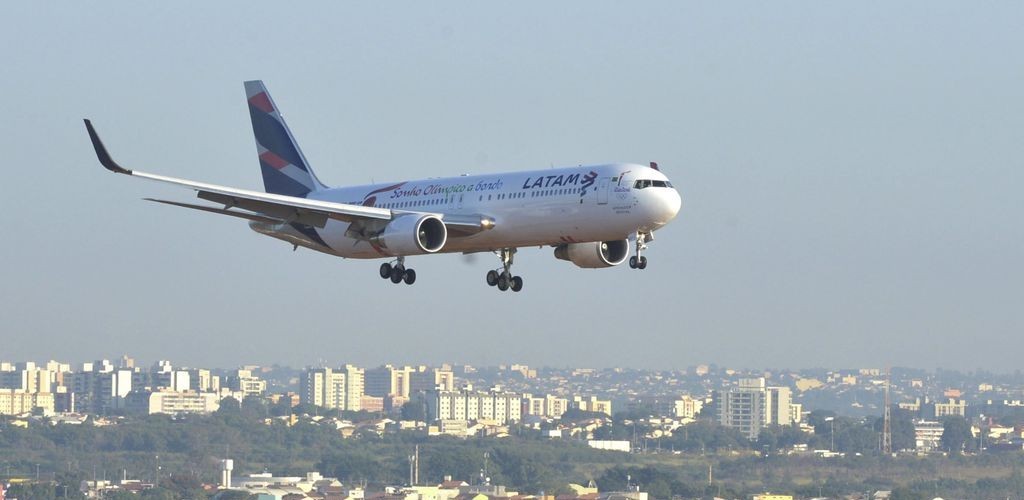 Governo proíbe viagens a serviço com bilhetes de primeira classe e executiva
