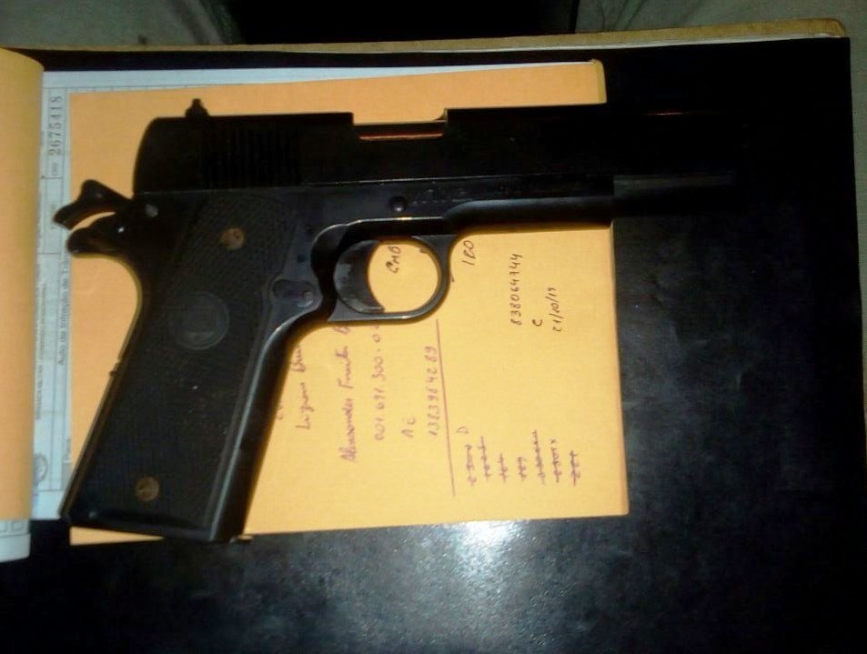 Dupla é flagrada com arma de brinquedo pela PRE