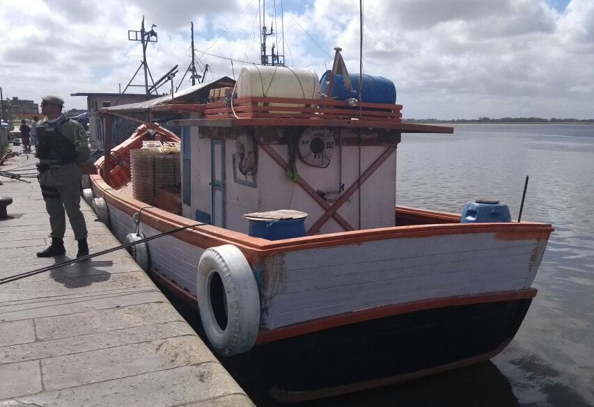 Patram flagra embarcação de comércio clandestino de combustível