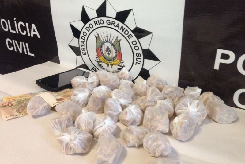 Polícia Civil cumpre mandado de busca e apreensão e prende homem com drogas