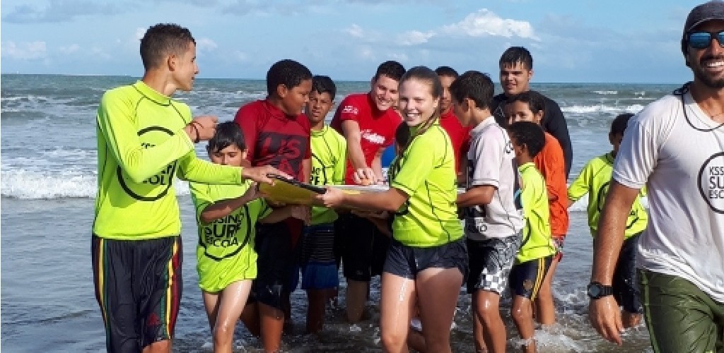 Crianças atendidas pelo NASF Rural e UBSF Quintinha participam de aula de Surf na Praia do Cassino