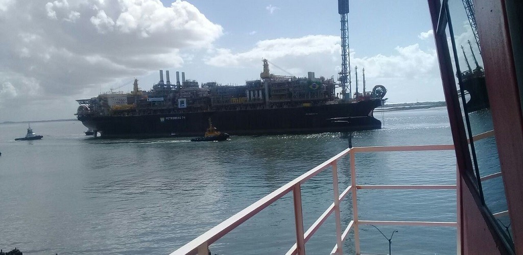 Plataforma P-74 chega ao campo de Búzios, no pré-sal da Bacia de Santos