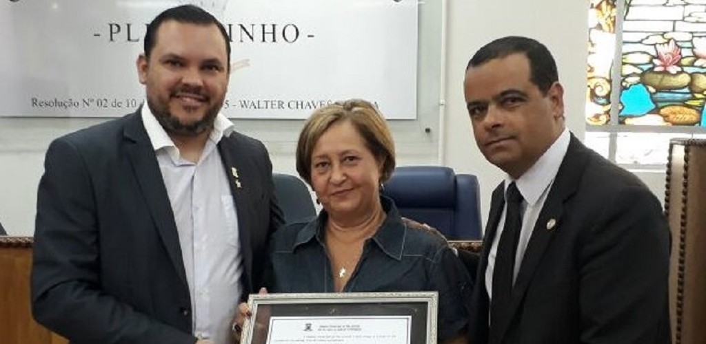 Câmara entrega voto de louvor à professora Vânia Pinto de Cerqueira