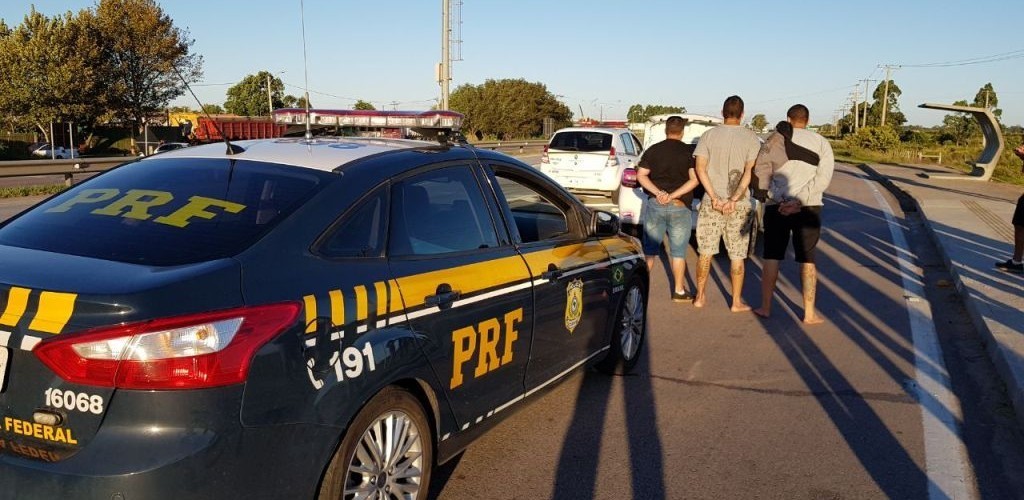 Traficante e dois foragidos da justiça são presos na BR 392
