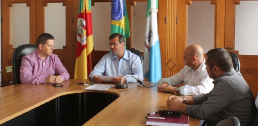 Prefeito assina decreto que beneficia moto taxistas