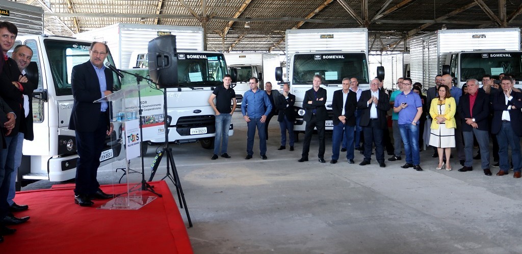 Agroindústrias recebem 40 caminhões e modernizam armazenagem de produtos
