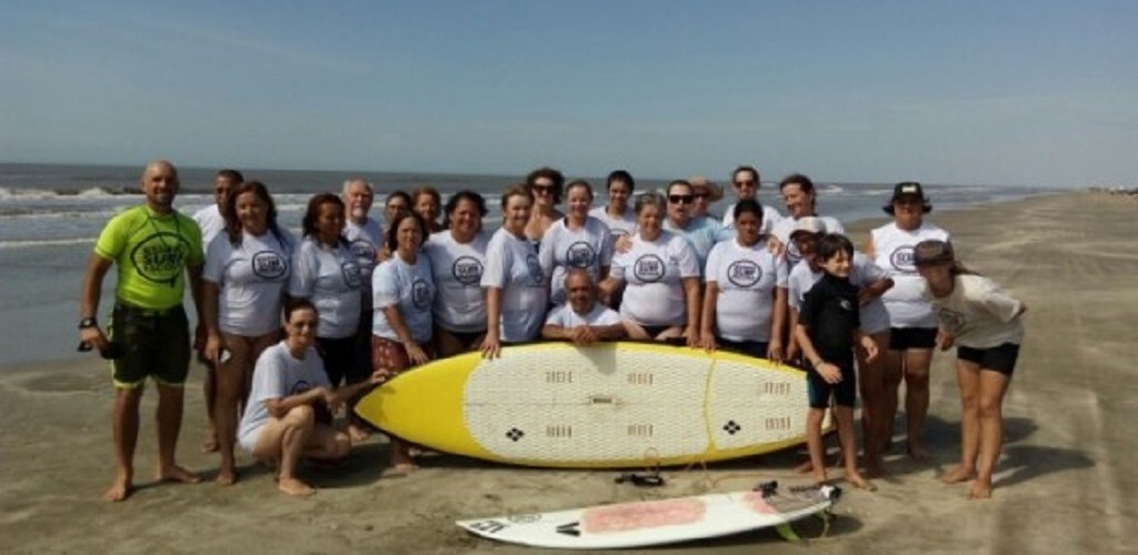 Idosos atendidos pelo NASF Litorâneo participaram de aula de Surf na praia do Cassino