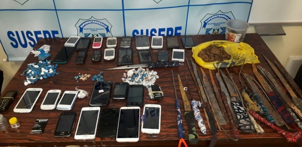 Operação na PERG apreende drogas, facas e celulares