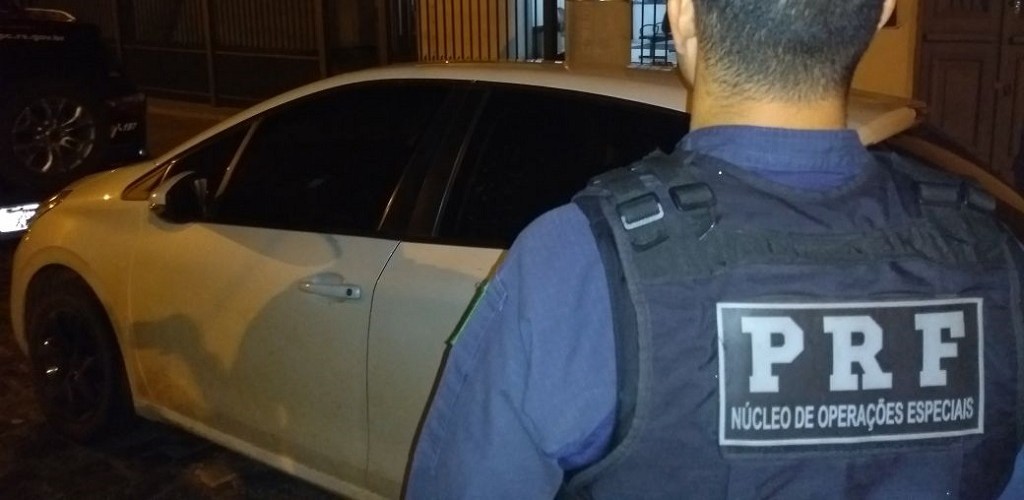 Dupla é flagrada com carro clonado e touca ninja pela PRF