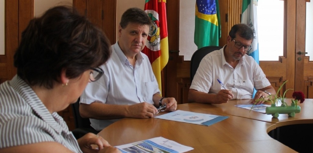 Prefeitura entrega projeto da Usina Municipal de Energia Solar Fotovoltaica