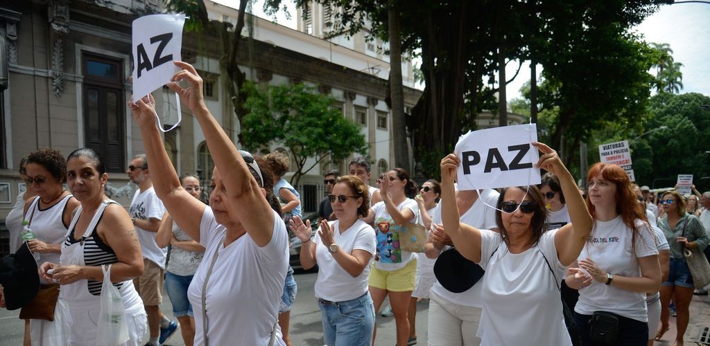 Moradores do Rio vão às ruas em protesto contra a violência