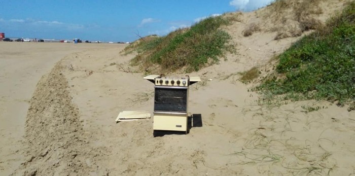 Lixo é retirado das dunas da praia do Cassino