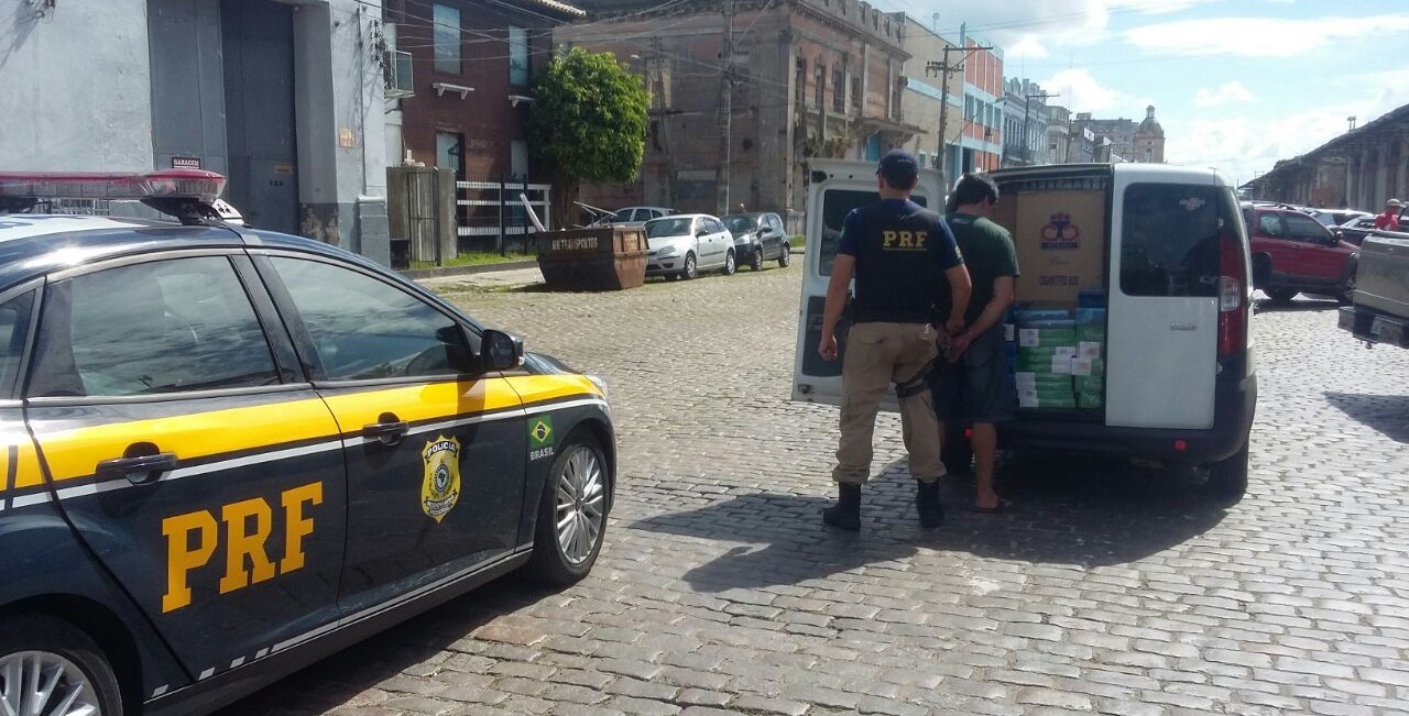 Motorista de furgão tenta fugir com carga de cigarros e joga veículo para cima de policiais