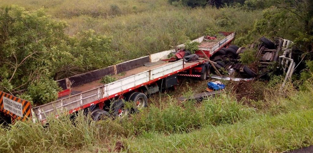 Acidente entre dois caminhões causa lentidão na BR 116