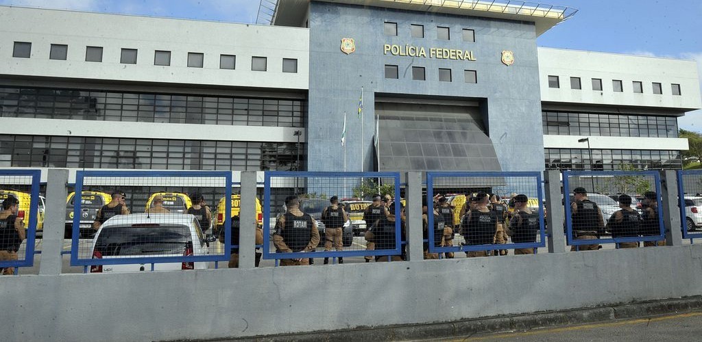 Lula recebe visita dos filhos na carceragem da PF