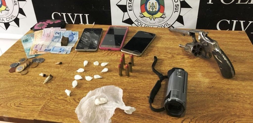 Arma e drogas são apreendidas com homem e adolescente em SJN