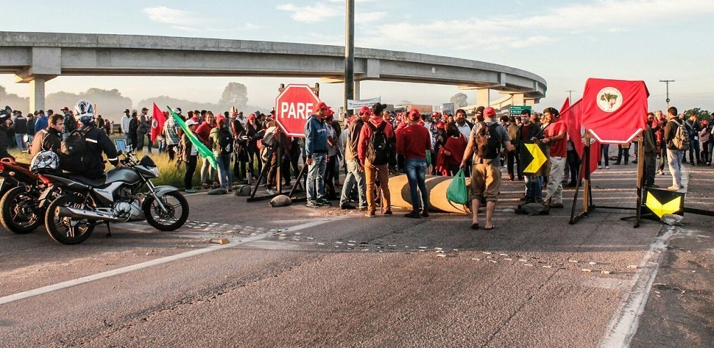 Integrantes do MTST bloqueiam a BR 392 nesta quarta-feira