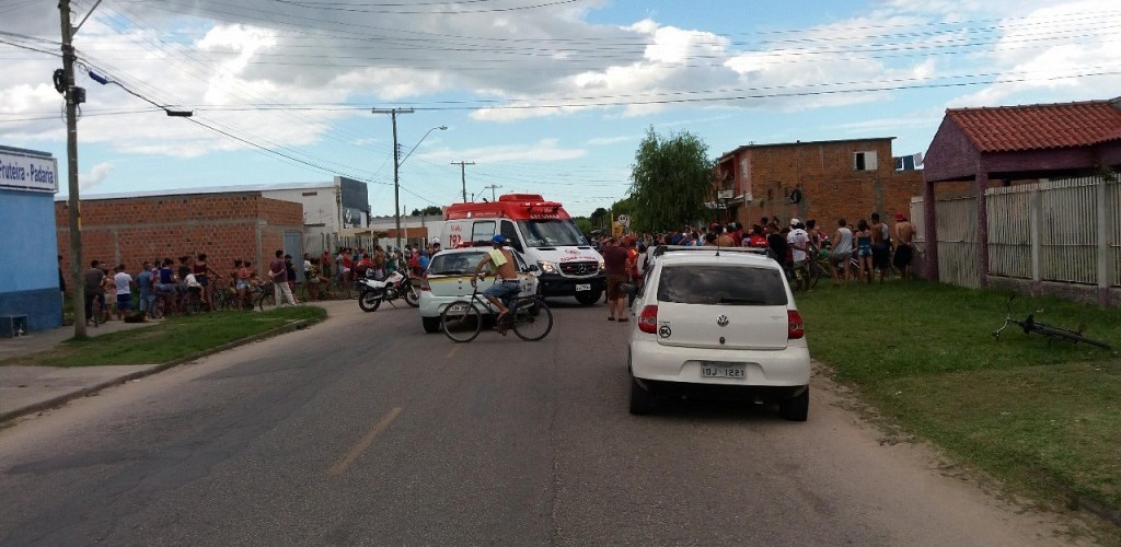 Jovem morre após colisão em caminhão