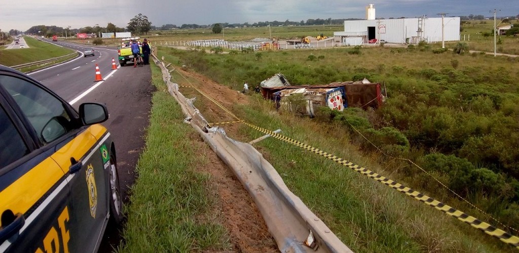 Retirada de caminhão tombado causará lentidão na BR 392 na manhã de hoje