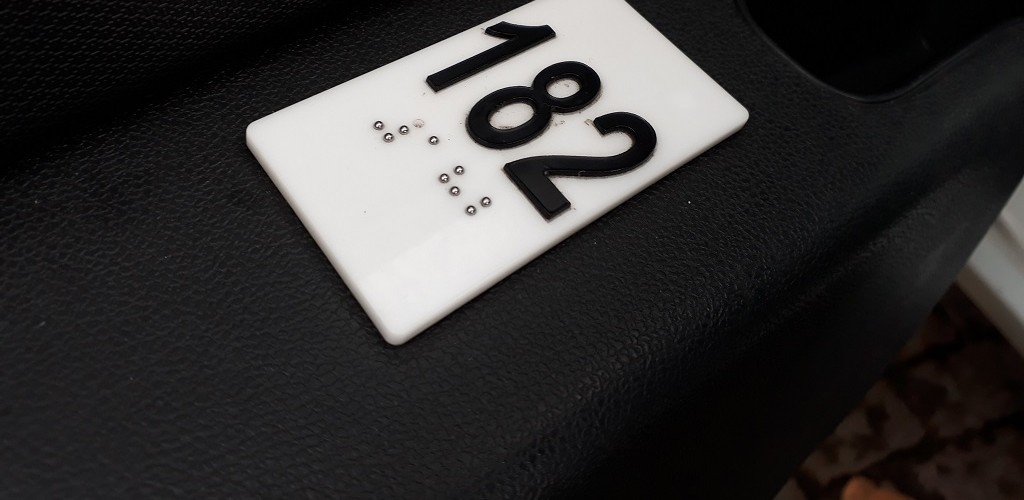 Placas em braile facilitam identificação de prefixos de táxis