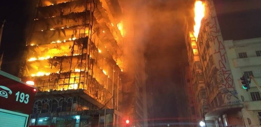 Prédio de 26 andares em chamas desaba em São Paulo