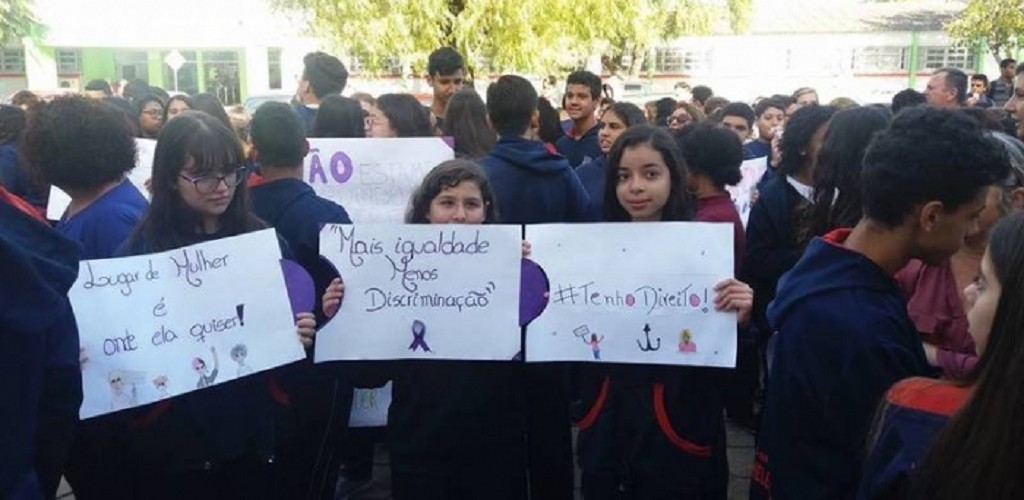 "Março Lilás": EMEF Helena Small promoveu caminhada pelo fim da violência contra a Mulher