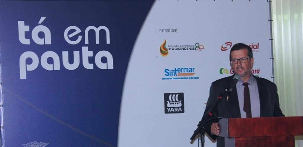 Prefeito faz defesa de polos estratégicos de Rio Grande no primeiro "Tá em Pauta" do ano