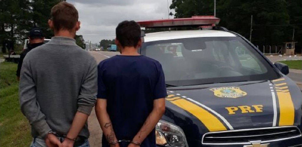 PRF detém dupla com arma e motocicleta com sinais identificadores alterados