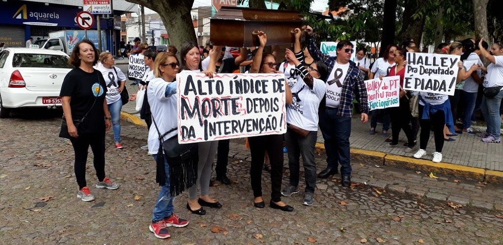 Em protesto pelas ruas de Rio Grande, funcionários da Santa Casa cobraram explicações para os atrasos nos salários