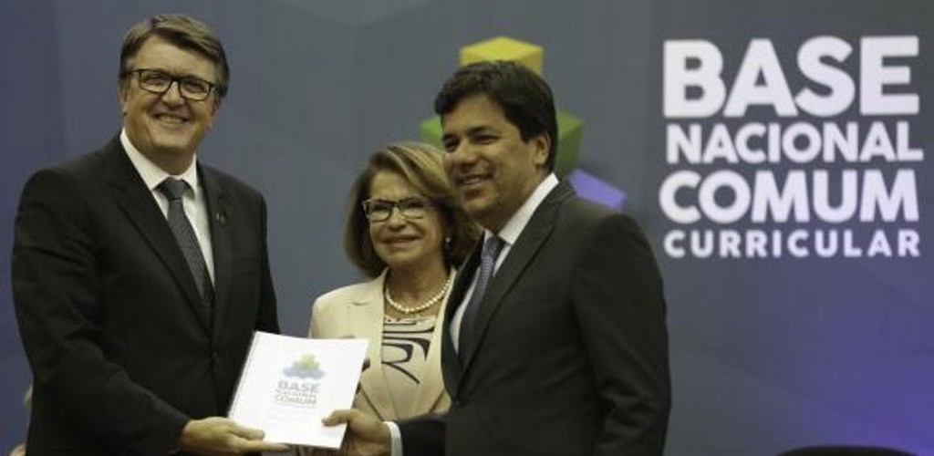 MEC entrega base curricular do ensino médio para análise de conselho