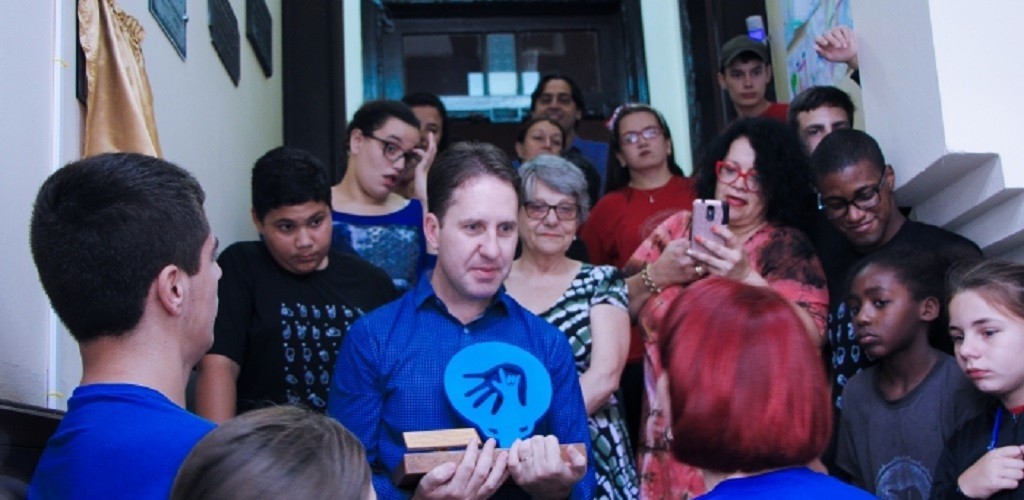 Secretário de Educação recebe homenagem da Escola Profª Carmen Regina Teixeira Baldino