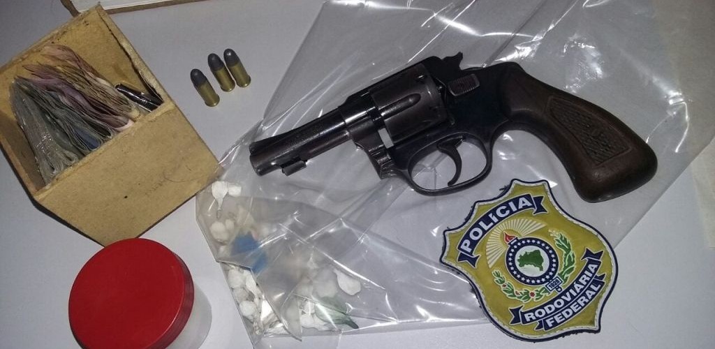 PRF realiza prisão por tráfico e apreende arma em Rio Grande