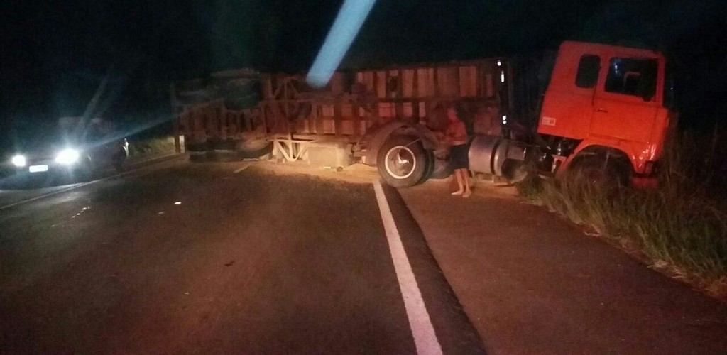 Caminhão tomba e interrompe fluxo de veículos por mais de 12 horas, na BR 116