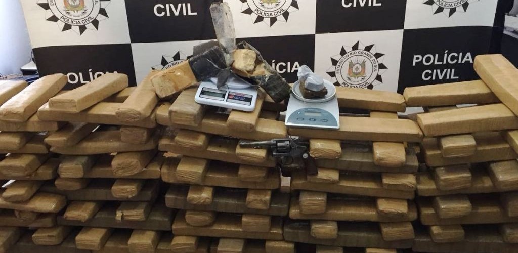Arma e mais de 100 quilos de drogas são apreendidos em RG