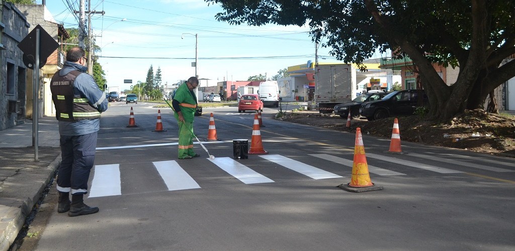 Setor de sinalização finaliza rotatória no bairro Simões Lopes, em Pelotas