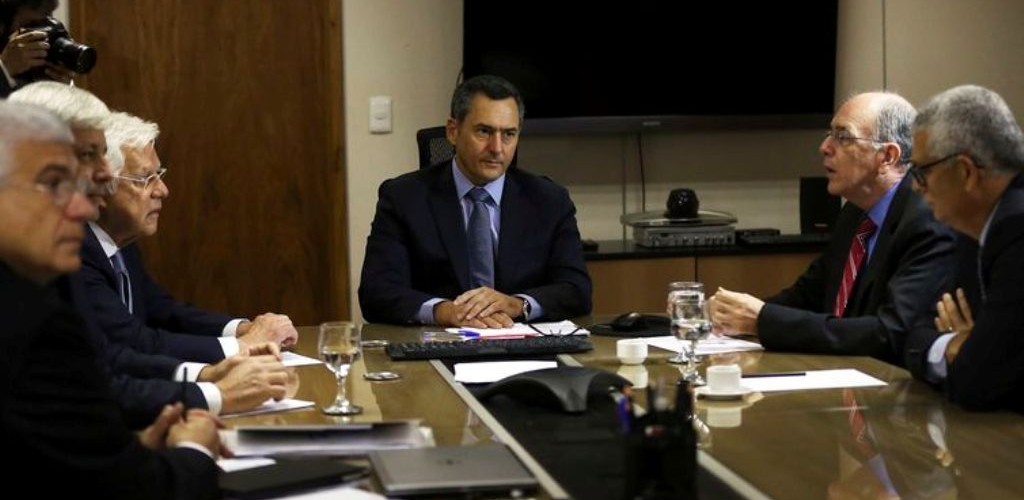 Parente: governo não considera mudar política de preços da Petrobras