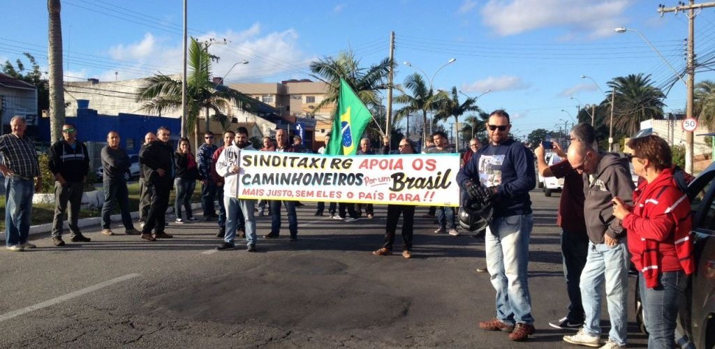 Taxistas promovem ato na Presidente Vargas