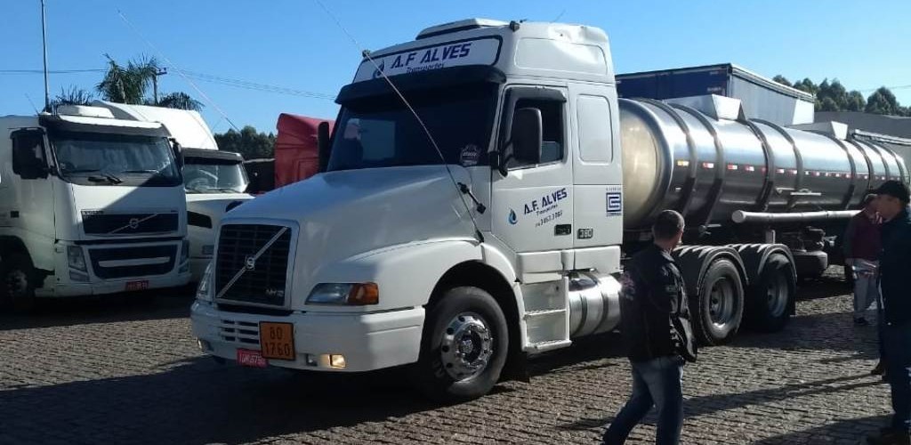 Caminhão com produtos para tratamento de água é apedrejado