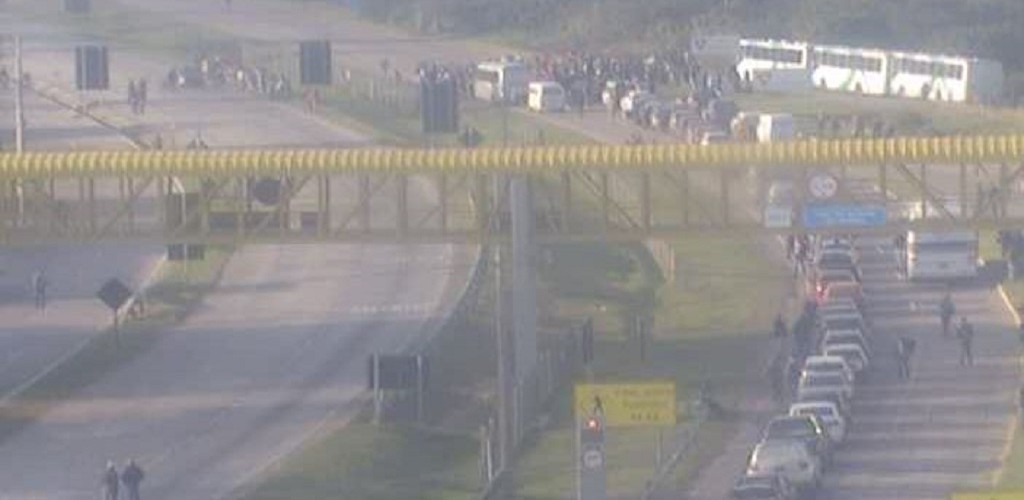 Manifestantes liberam o trânsito na BR 392