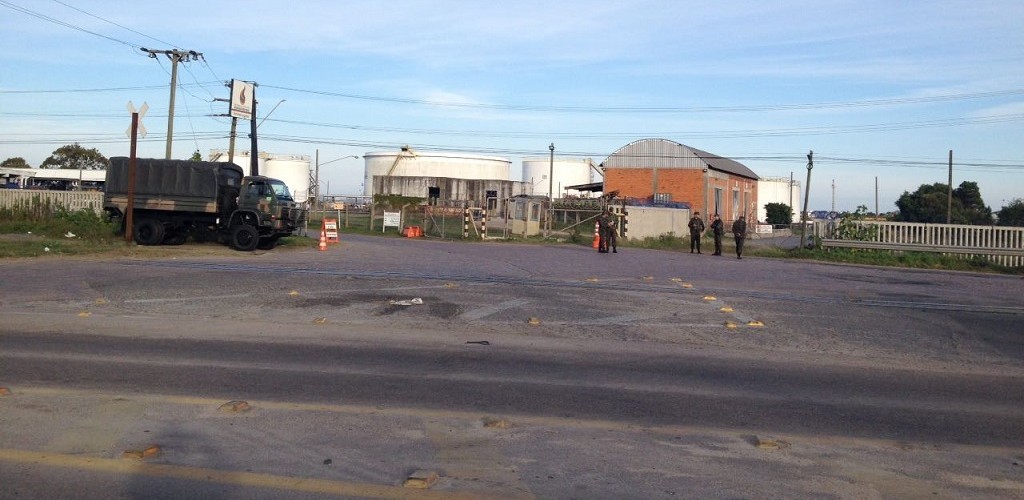 Militares do Exército realizam a proteção do entorno da Refinaria Riograndense