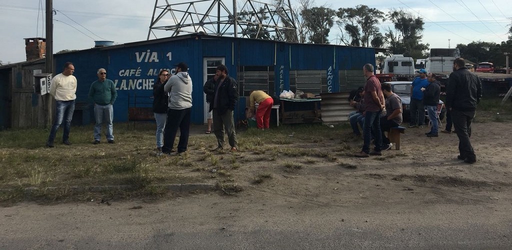 Caminhoneiros seguem com greve em RG 